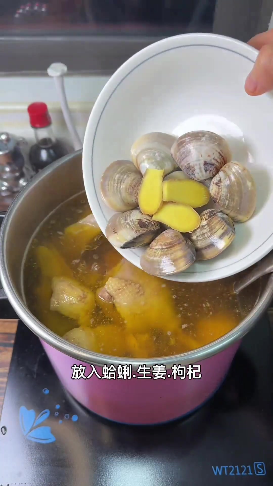 闽南黑老萝卜炖番鸭母，汤清香不用盐，是老一辈的爱