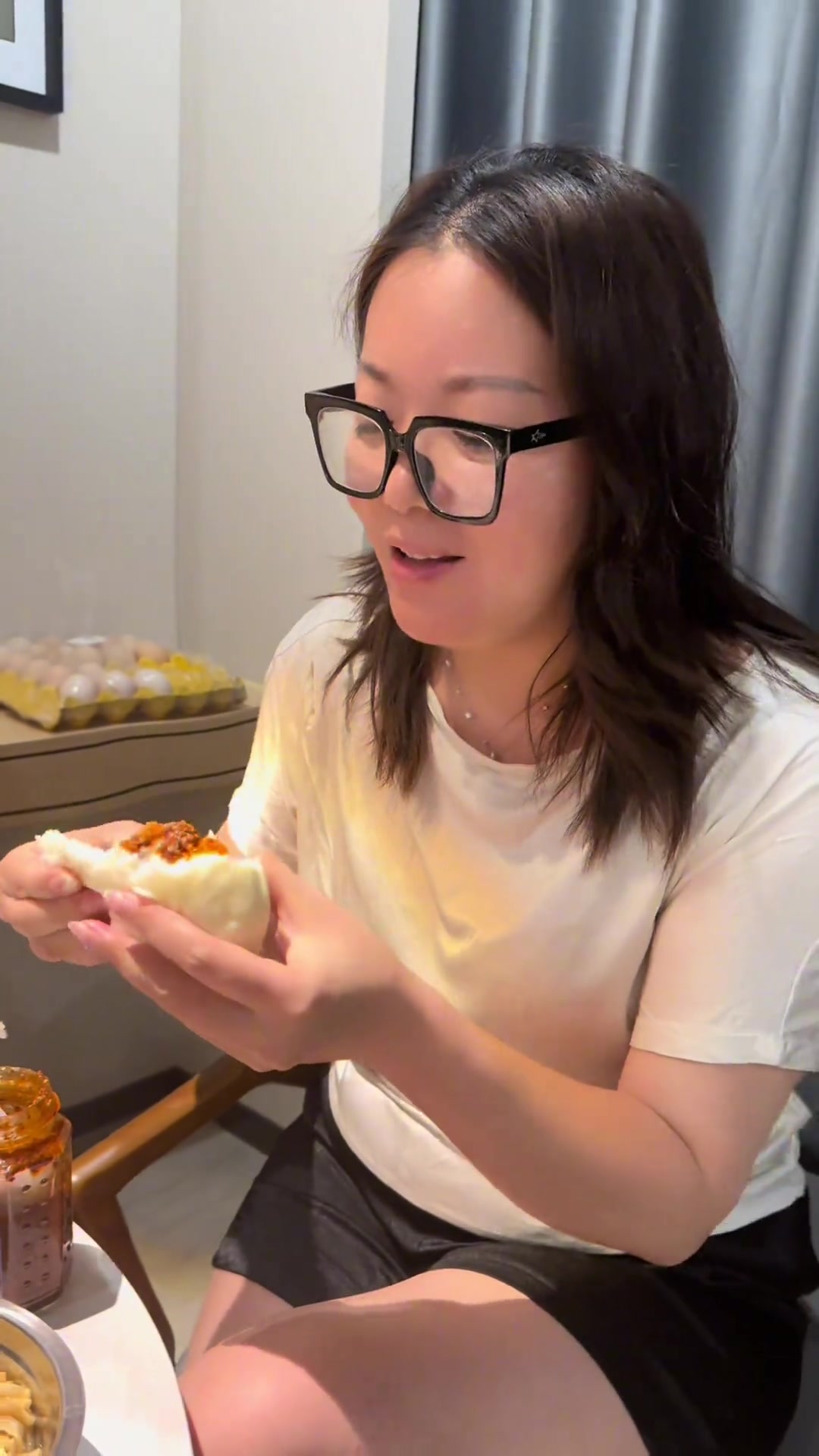 记录真实生活:你们吃大餐,我在房间吃馒头