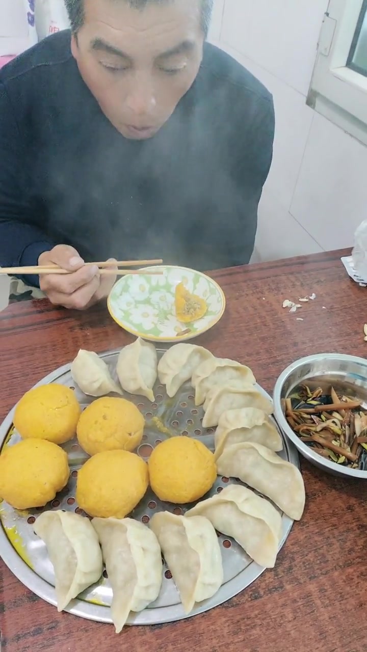 今天蒸了酸菜蒸饺和菜团子,全是酸菜香!