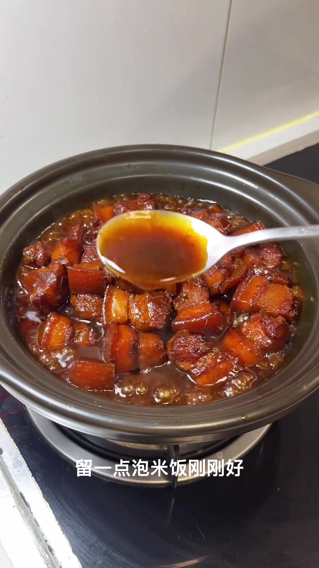 家庭版红烧肉做法简单美味，肥而不腻入口即化配米饭香