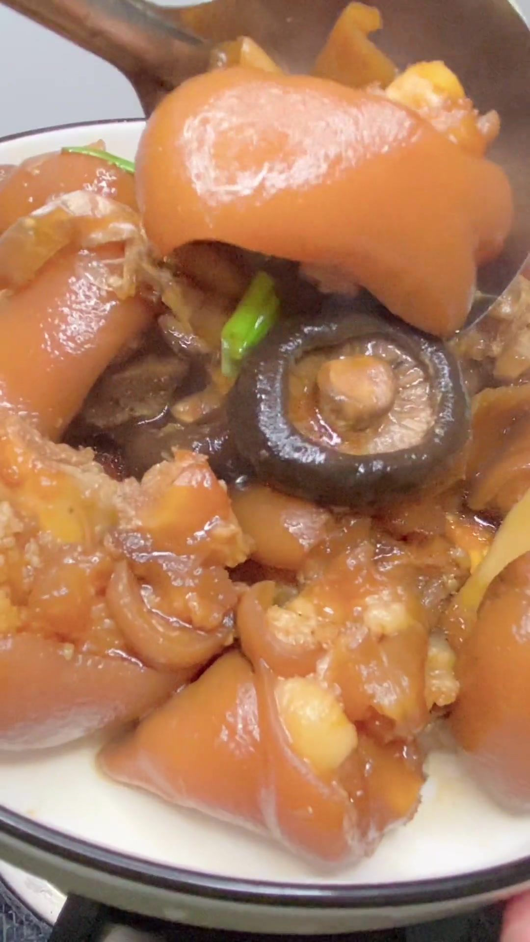 潮汕家常菜：高压锅菜脯香菇猪蹄，肥而不腻入口化