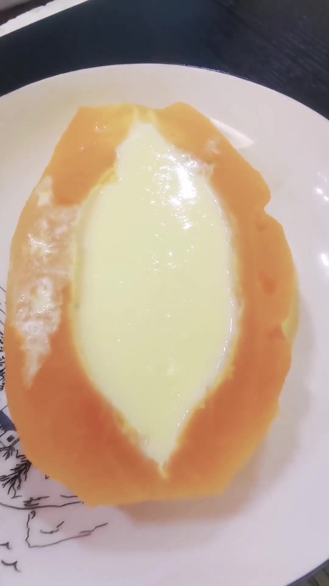 木瓜牛奶蒸蛋做法：木瓜切盘底，加奶蛋蒸十分钟即可