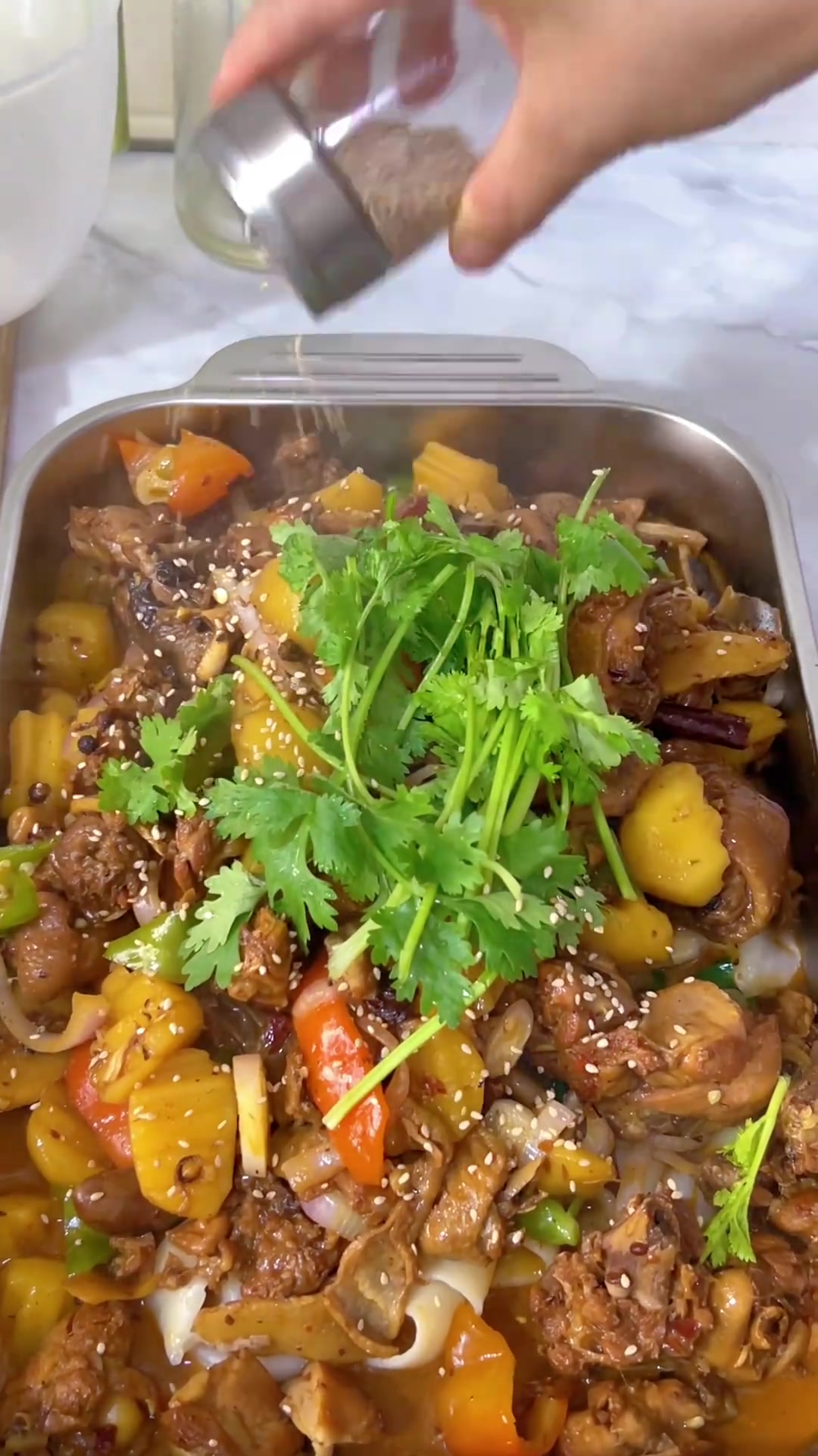 家常大盘鸡做法：肉嫩不腥，配手工烩面超美味