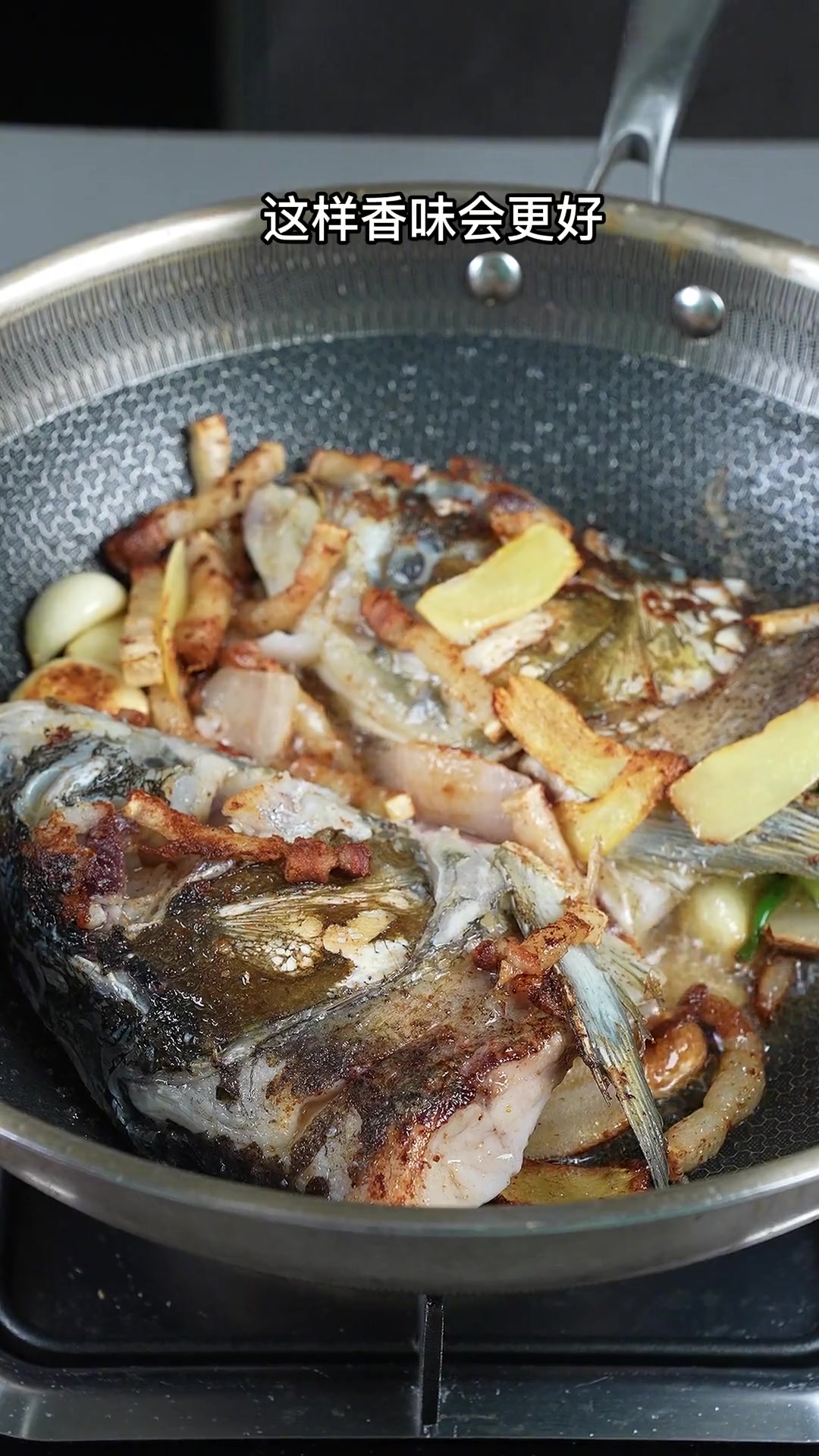 臭豆腐烧鱼头，真的好吃吗？
