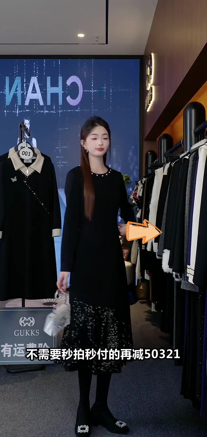 姐妹们！这件衣服四个尺码可选，轻松找到你的完美尺寸！