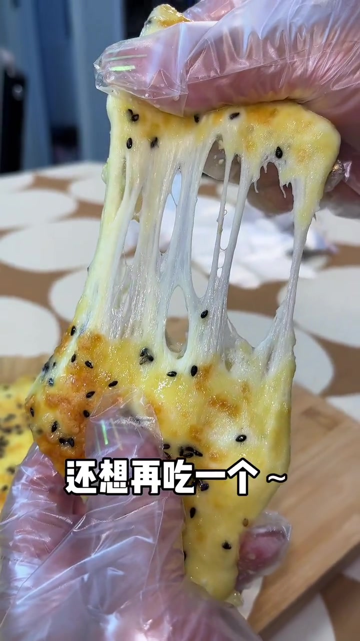 香蕉芝士饼做法简单，软糯香甜能拉丝，太好吃了