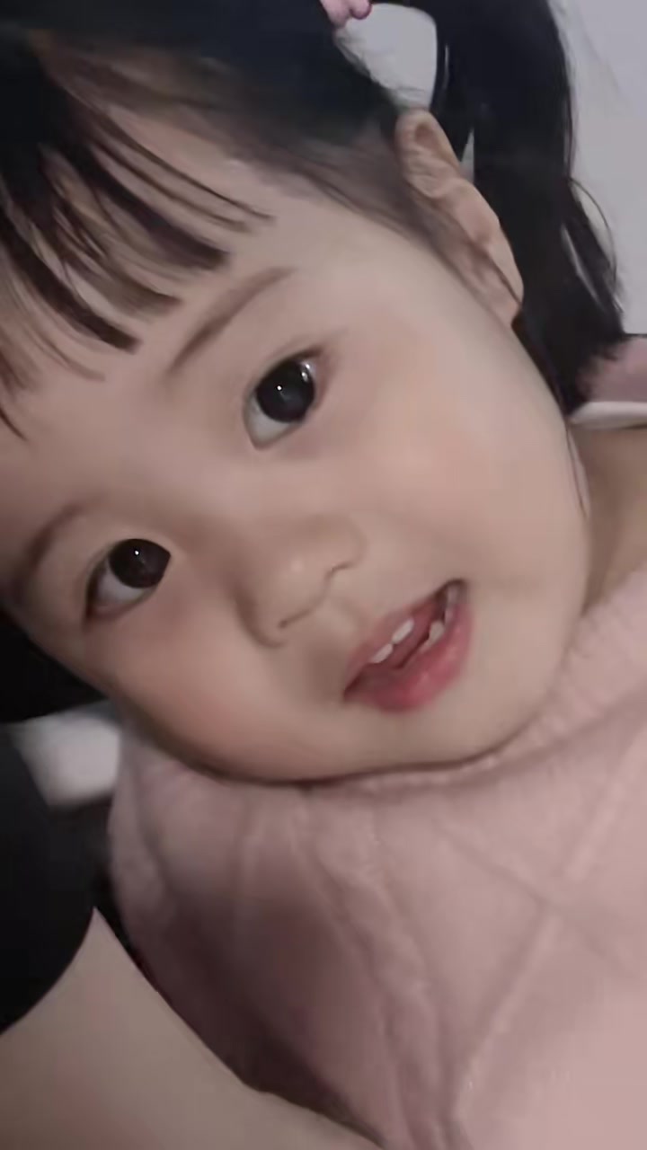 她好可爱哦，会乖乖配合躺下洗头发～但是她不知道躺平怎么做～
