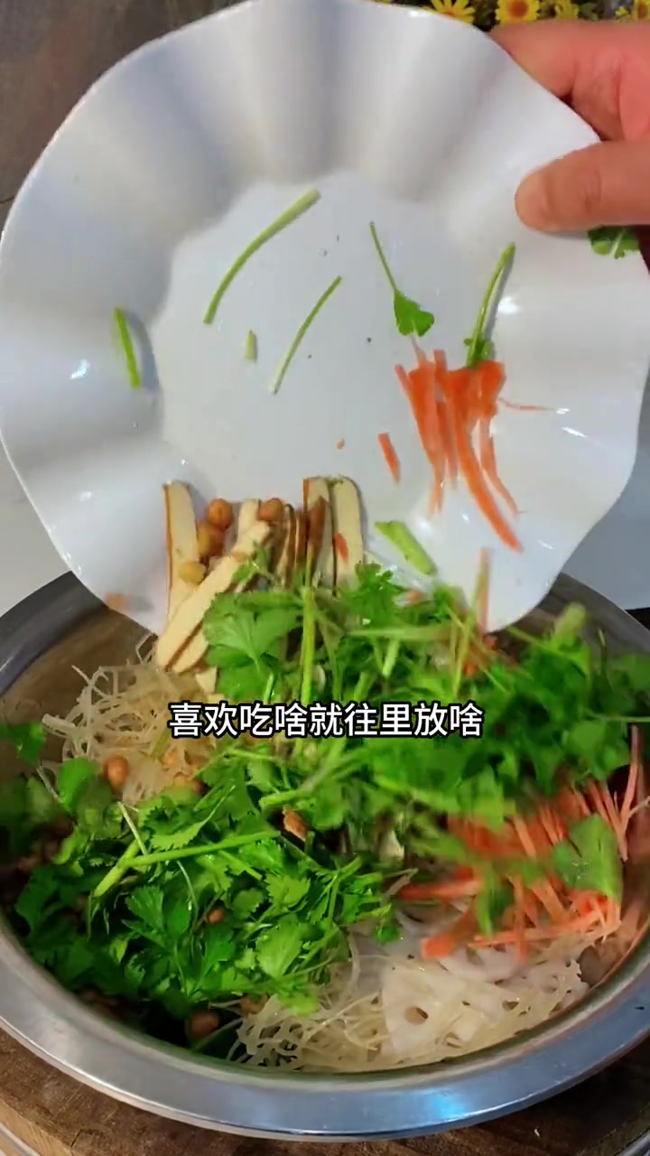 这个大席凉拼真的太好吃了，没想到做法这么简单，龙须菜俺们老家叫鹿角，这玩意挺好吃的，是海里