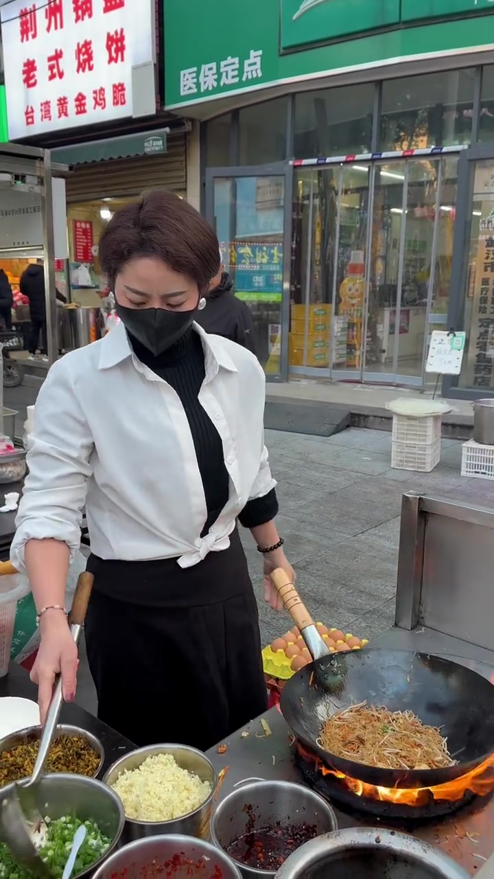 街头炒粉 精致摆摊炒粉姐 摆摊人间烟火
