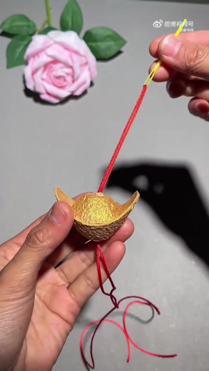 「收藏！用鸡蛋托做的新年元宝挂饰」用鸡蛋托做一串新年元宝挂饰，简单又有创意，戳视频↓学起来
