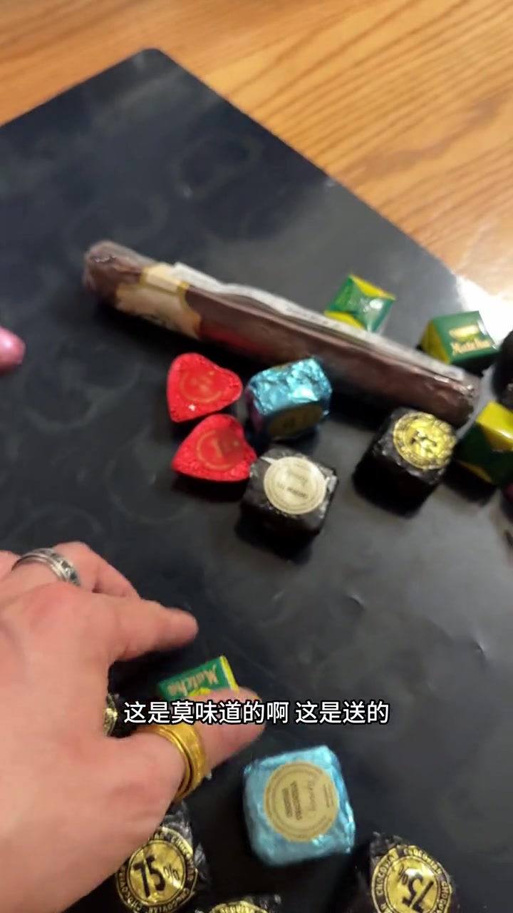 这巧克力热量不低，你最好不要一天都吃了！