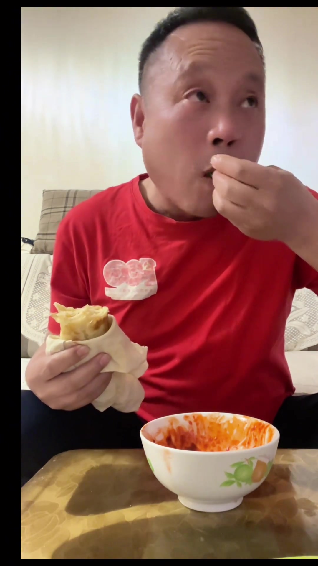 刚出锅的大饼配自制生虾酱蘸小葱，妈呀太香了