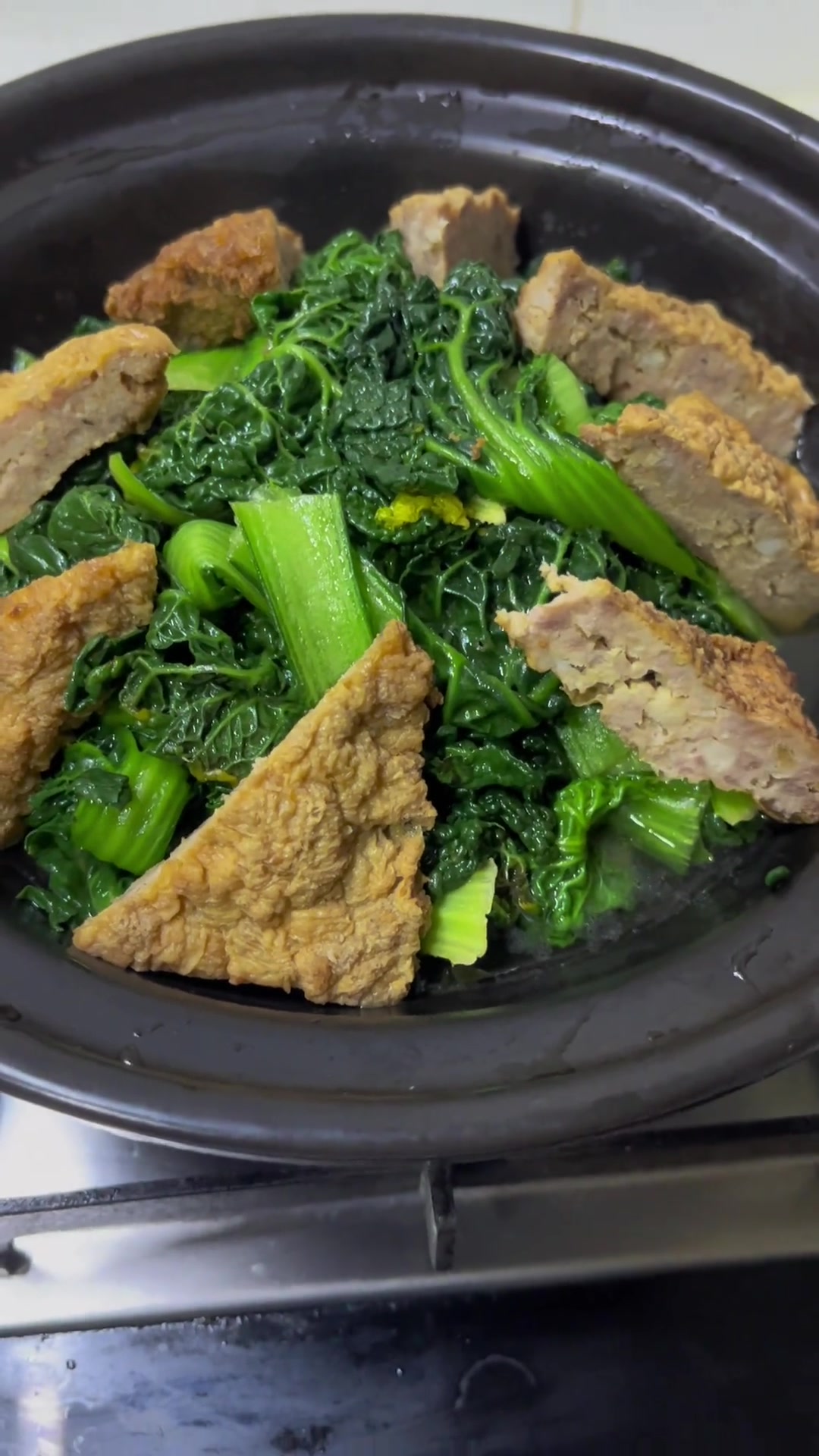 从老家带来食材,今晚用砂锅煲了泡泡青菜三鲜肉饼