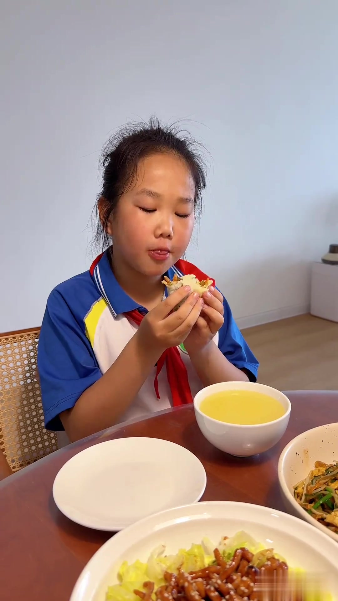 小学生午餐做小煎饼配两道卷饼配菜，孩子很喜欢