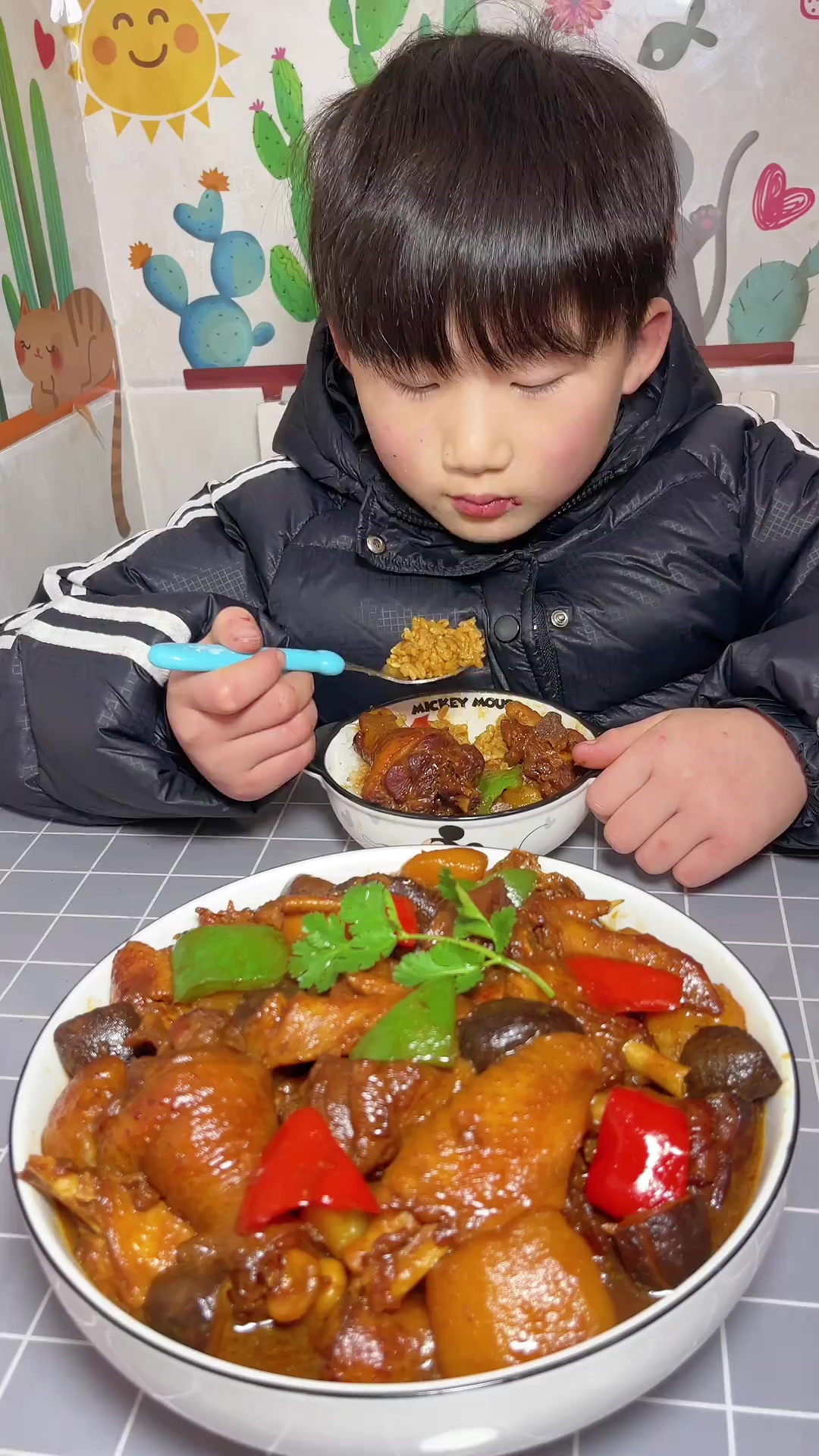 儿子想吃黄焖鸡米饭，我在家做，做法简单好吃，汤汁拌饭香