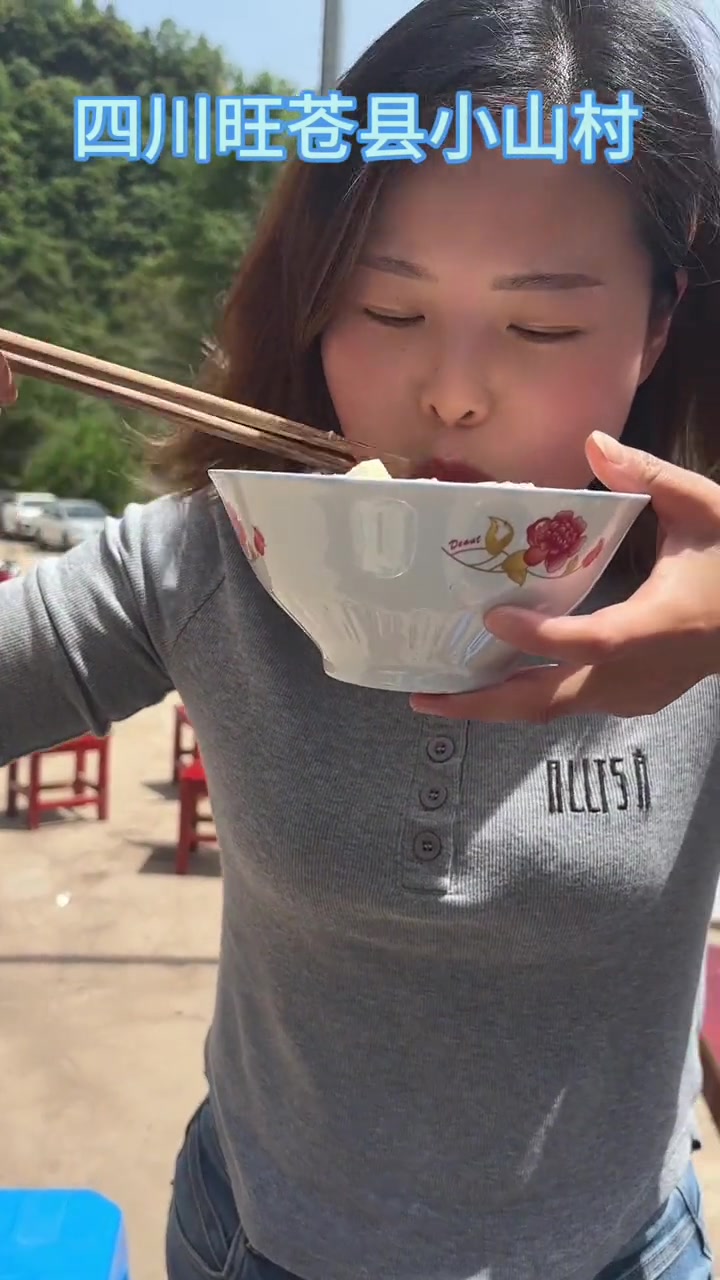 在这个小山村，一碗酸菜豆花米珍稀饭吃出了山珍海味