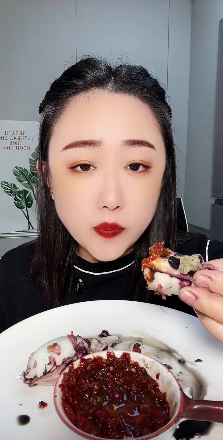 小乌鱼胃藏鱼虾,越小吃着越脆!