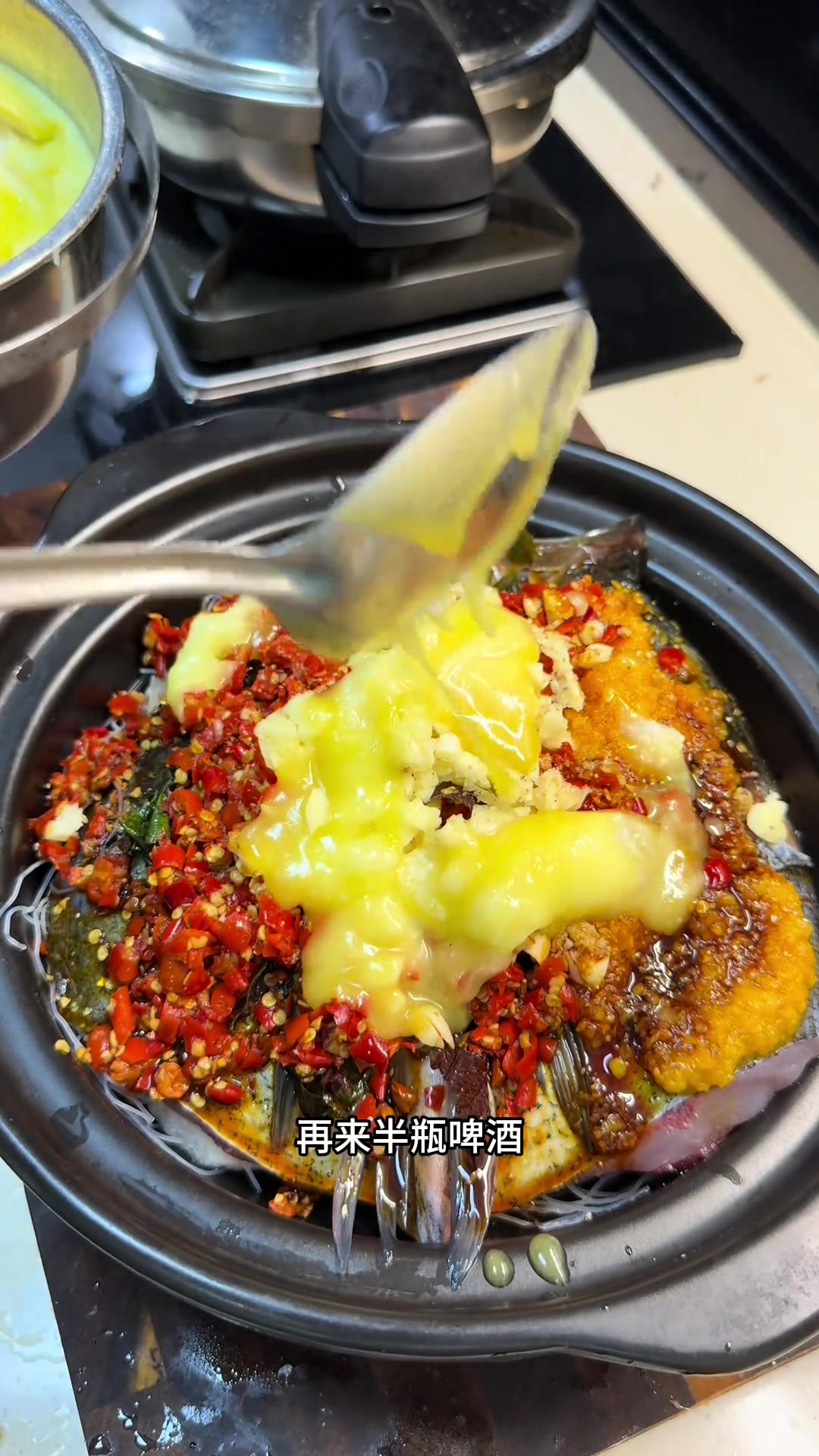 天热做湘菜砂锅剁椒鱼头，下饭又解馋