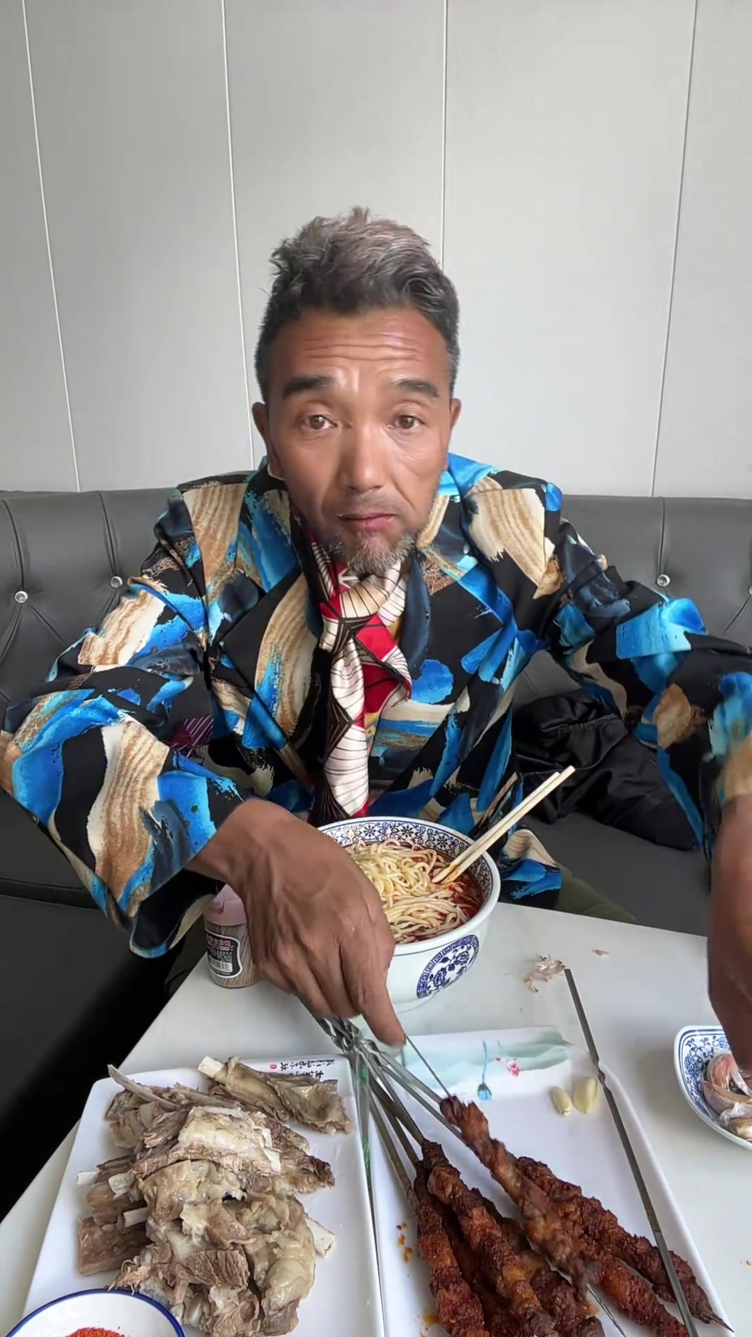大哥开的店有羊肉串、羊排、各类面食
