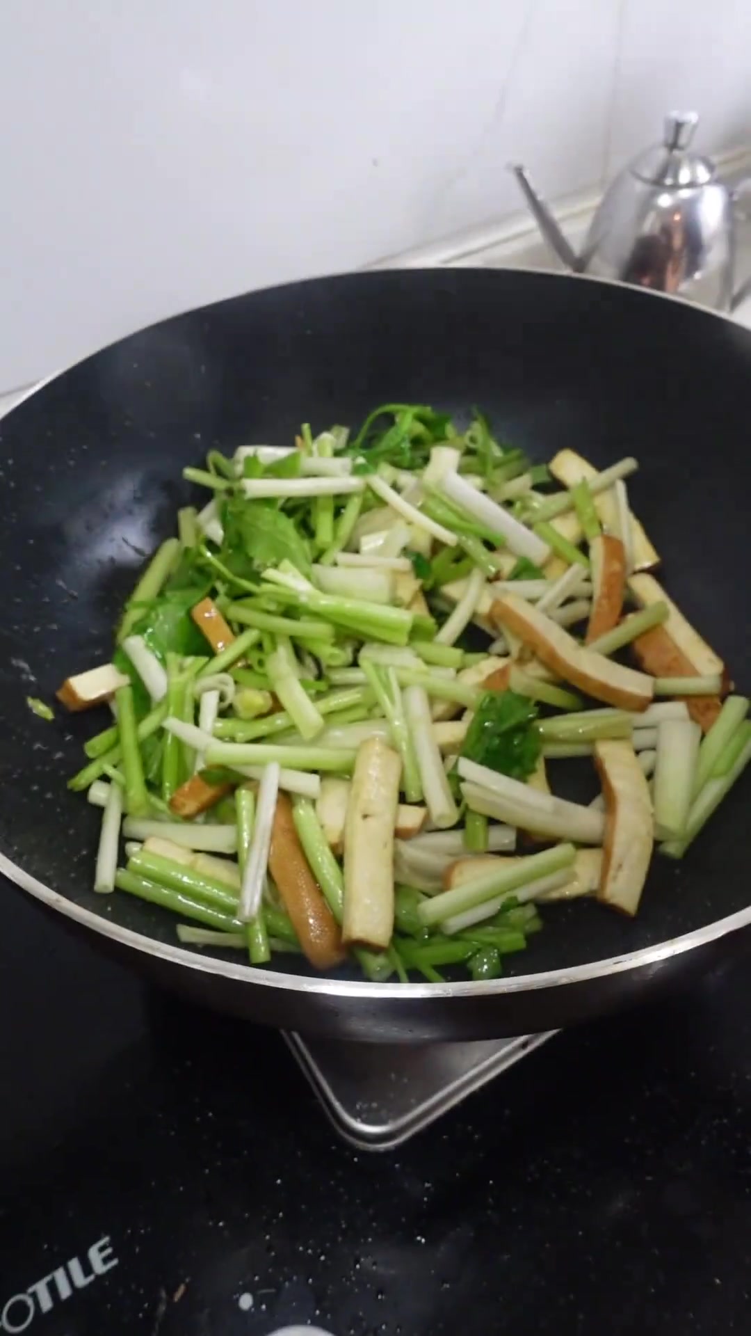 家常菜:清爽可口的水芹菜炒香干