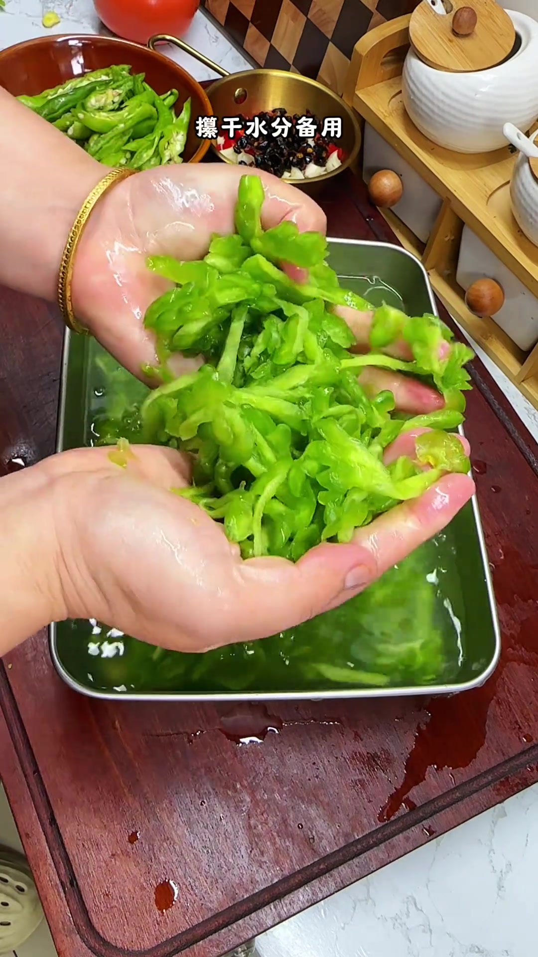 辣椒炒苦瓜不苦不涩超下饭，家常做法学起来