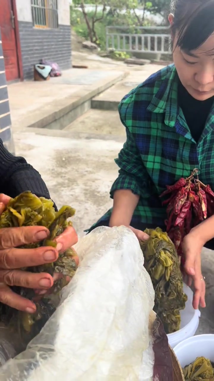 四川老坛酸菜做酸菜鱼的黄金搭档，没有任何添加剂，能吃到这样的正宗的农家泡菜真的很难得
