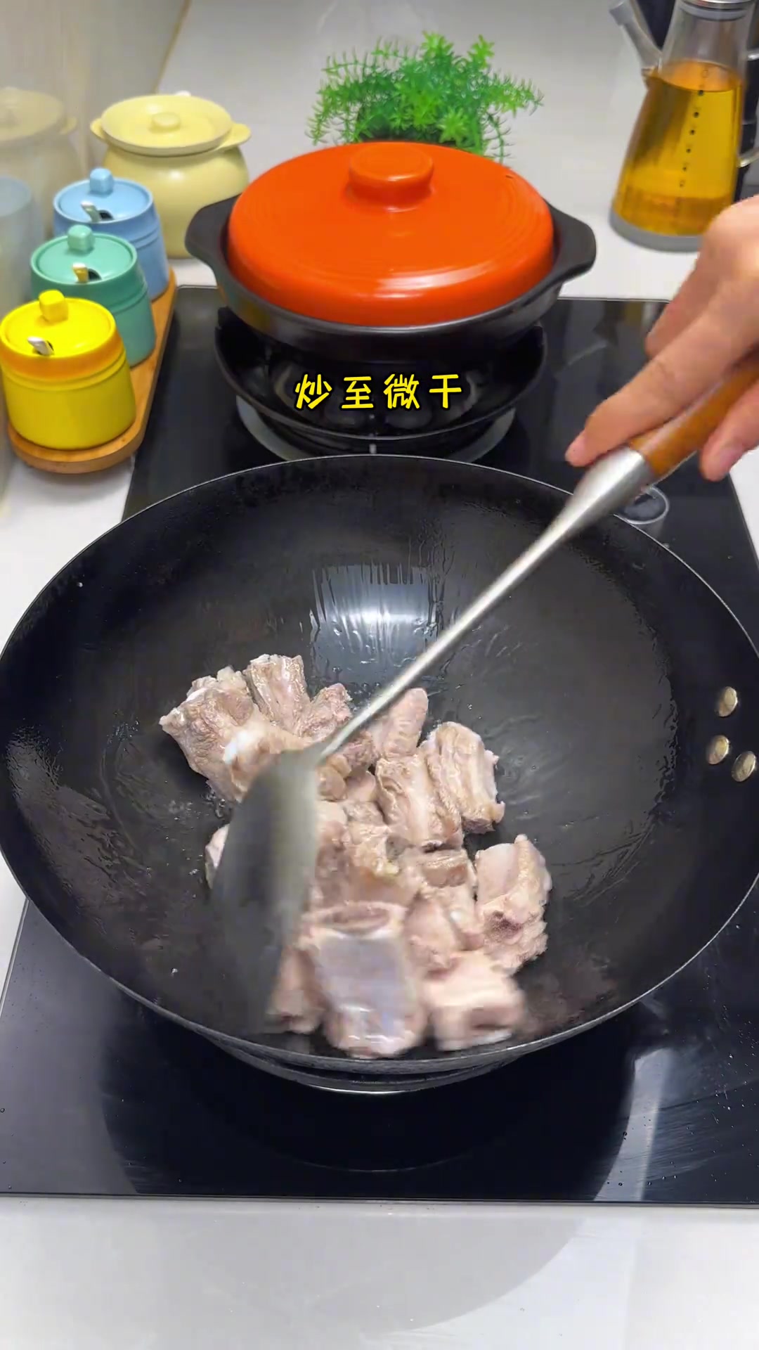 排骨买回来，像我这样做土豆炖排骨，汤汁鲜甜！