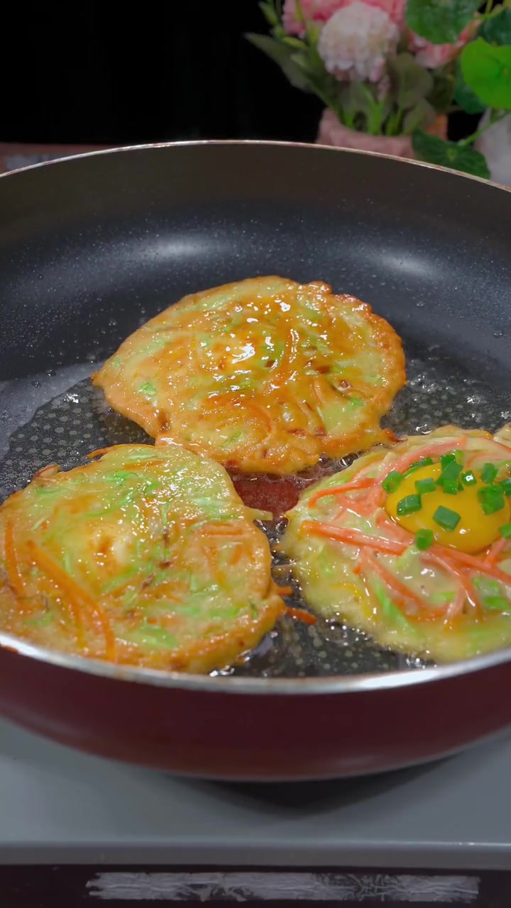 孩子爱吃的蔬菜鸡蛋饼，做法超简单