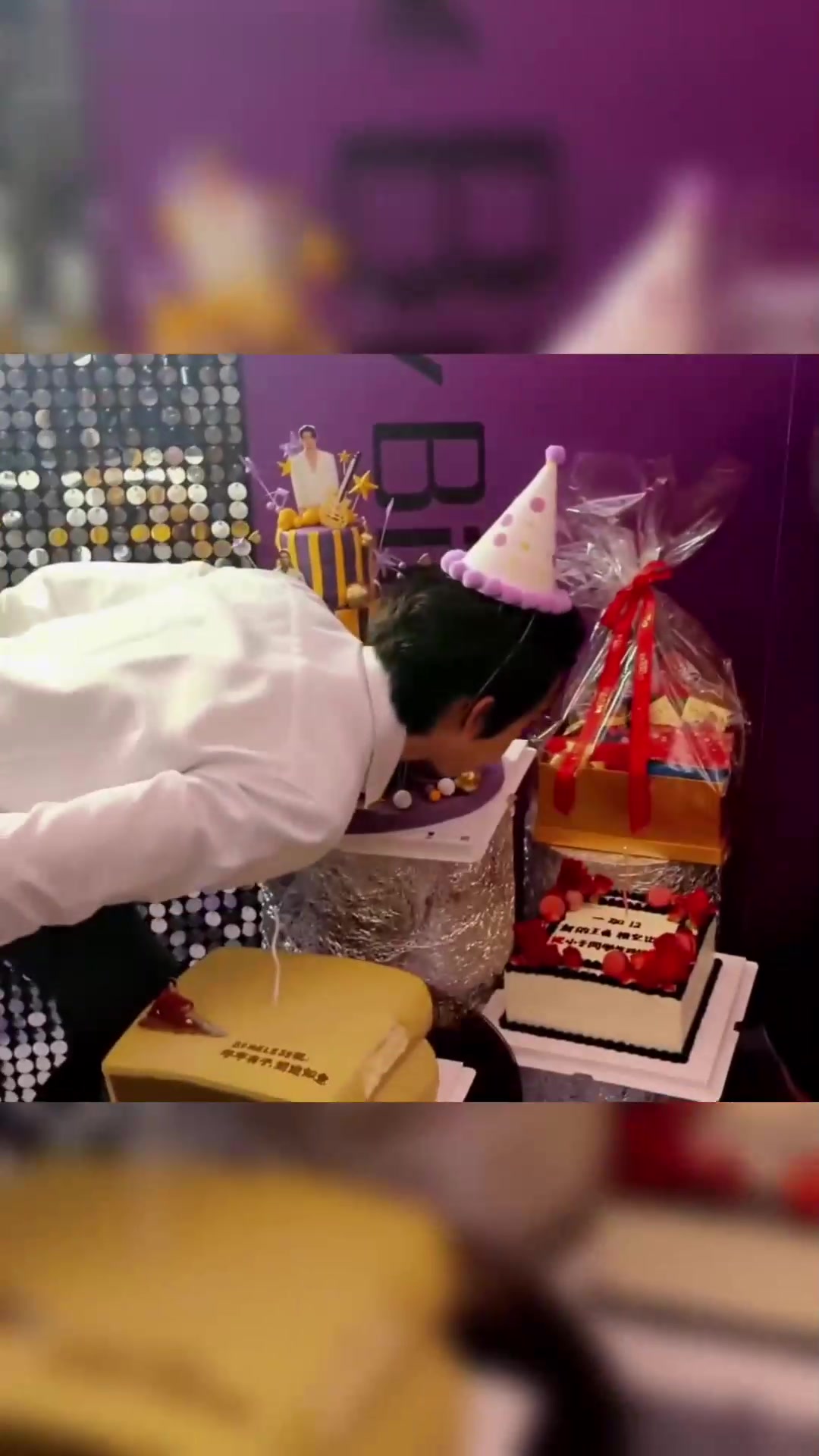 生日party布置的很漂亮，好多蛋糕，好多人陪他过生日，真好！