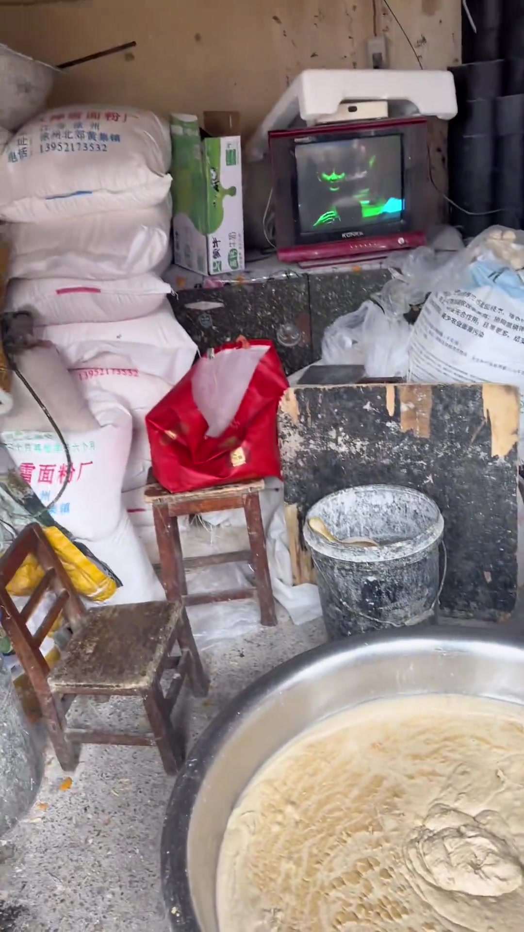 纯粮手工大鏊子煎饼，老手艺街边美味