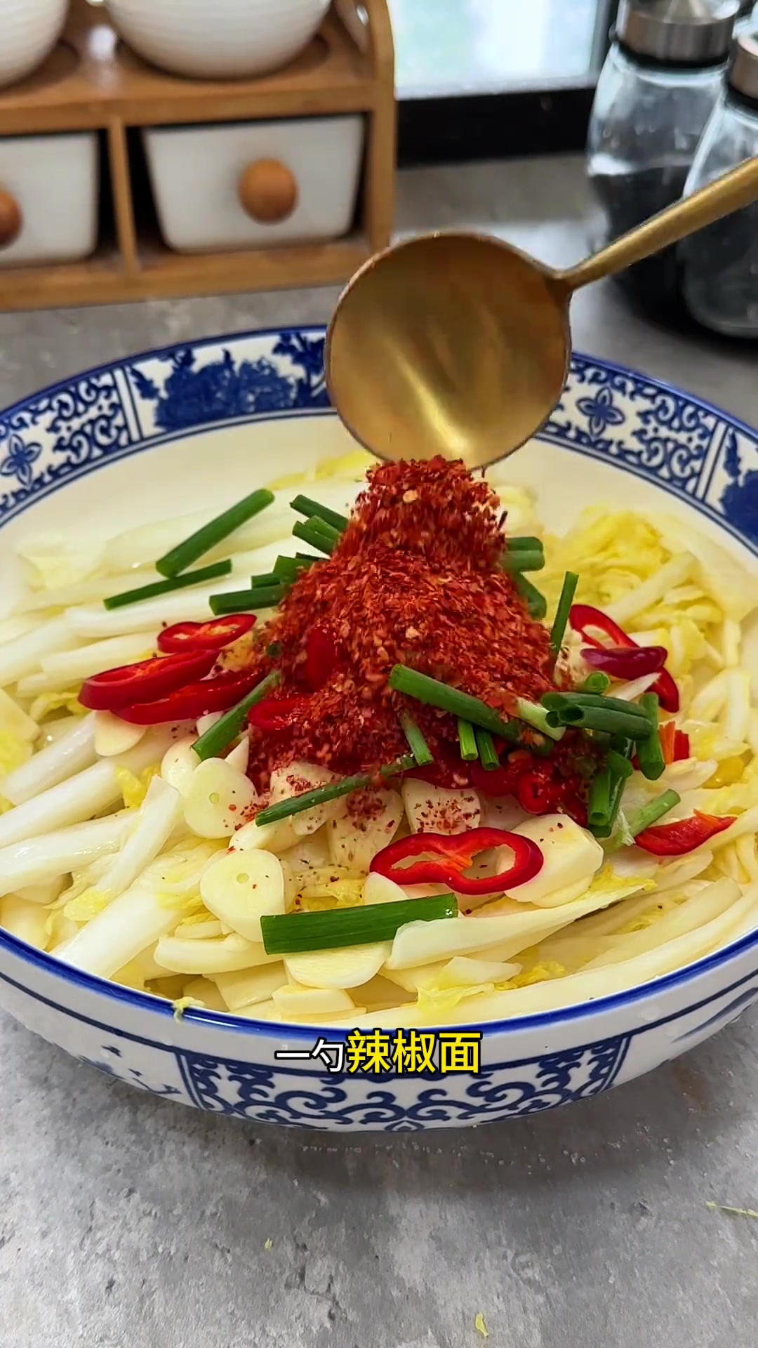 白菜吃不完？试试酸辣腌白菜帮，爽口下饭！