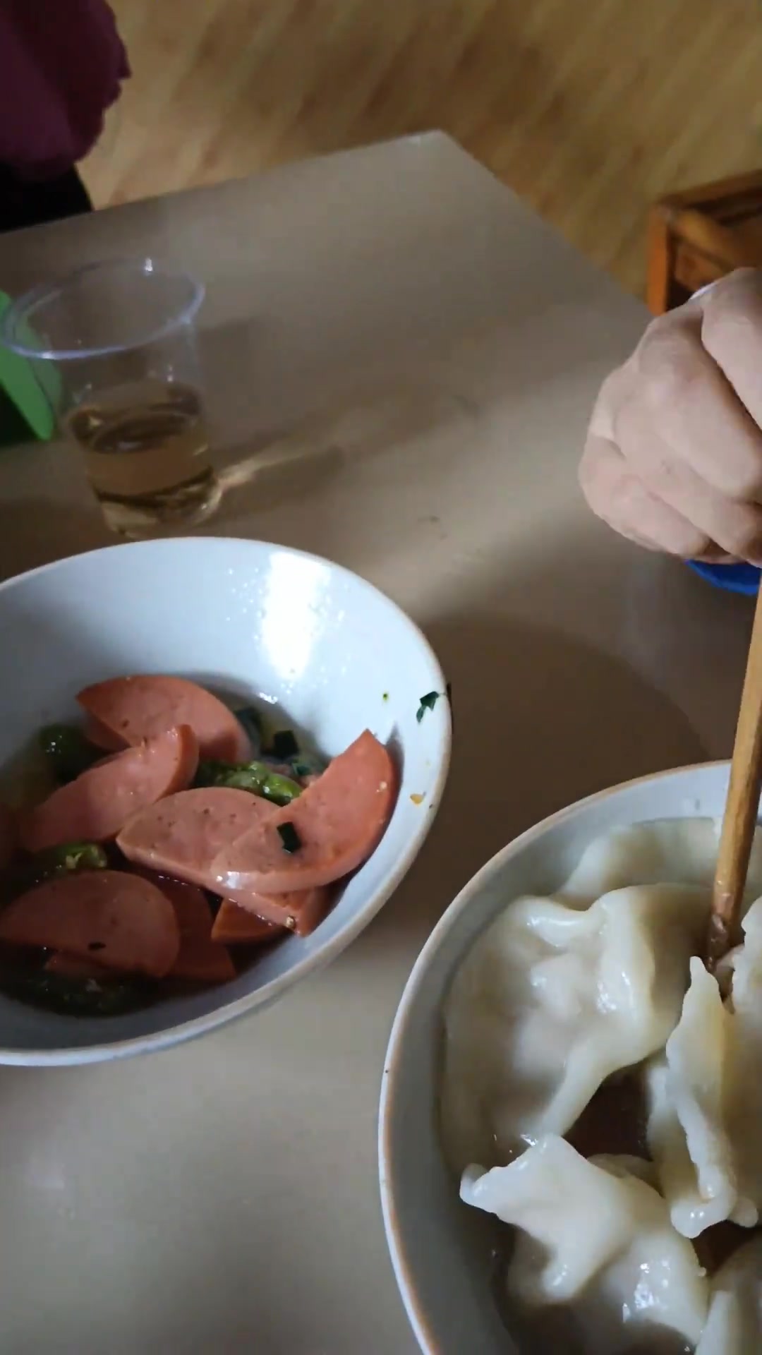 四人吃饺子配四种小菜,你们吃饺子配啥?