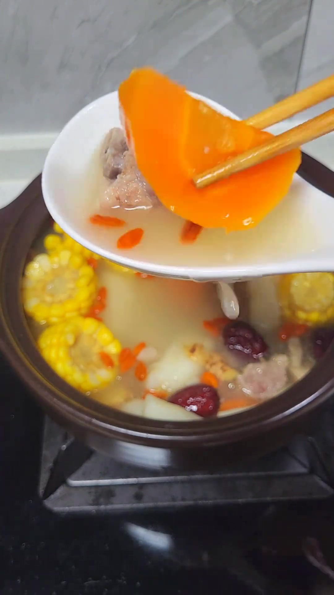 山药玉米排骨汤，汤鲜味美好喝
