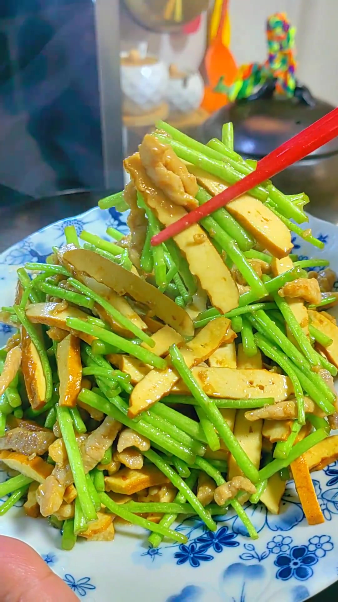 芦蒿香干炒肉丝，妈呀太香了！