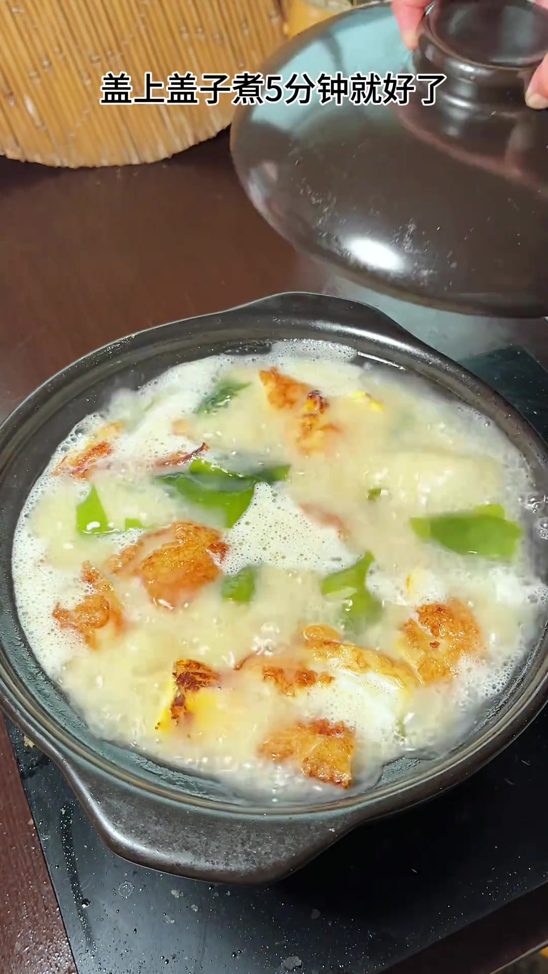 豆腐鲫鱼汤，汤鲜味美，老人小孩都爱吃