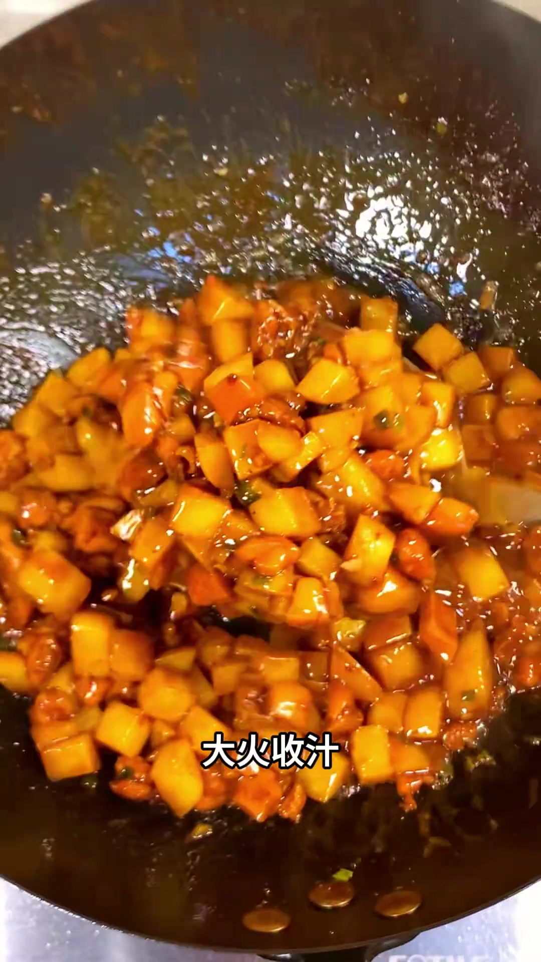 谁能拒绝这一口超好吃的蜜汁可乐鸡腿土豆拌饭！软软懦懦