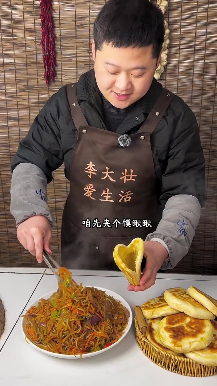街边小吃 烧饼夹菜在家也能做出来 一口下去香迷糊啦