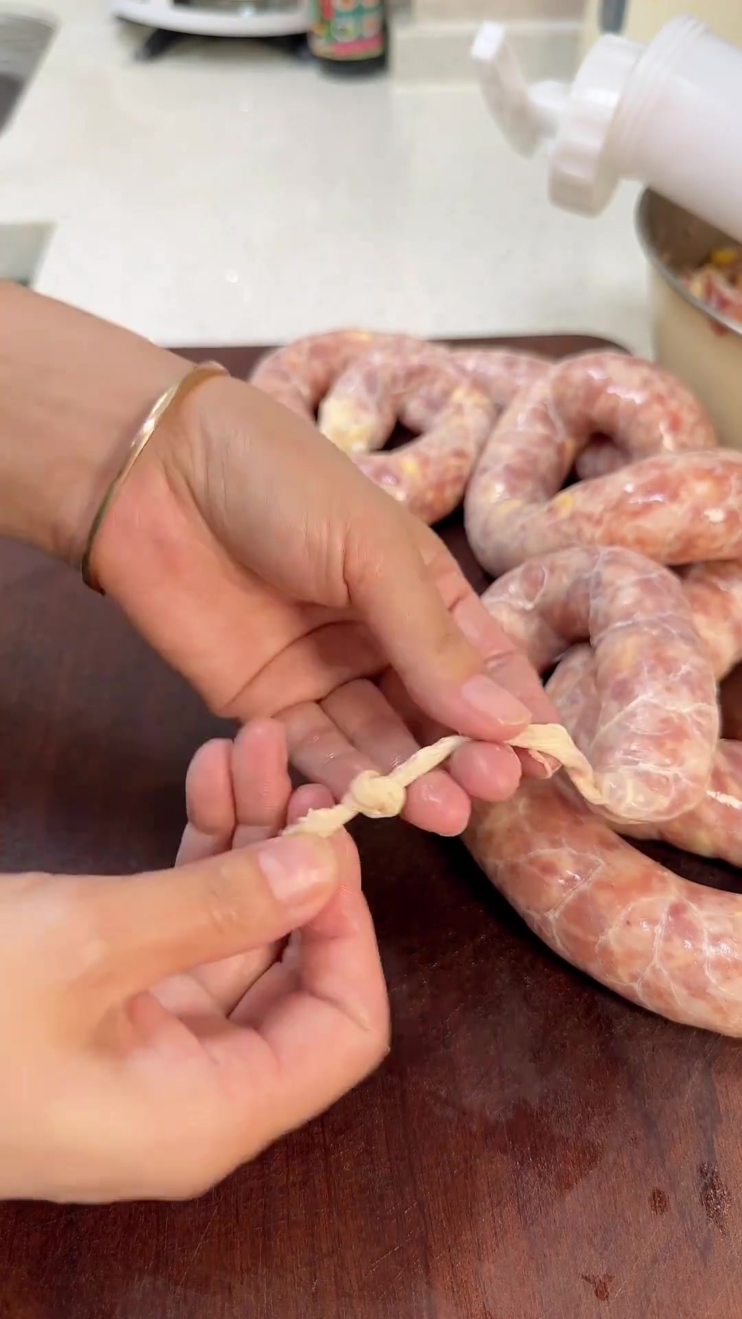 孩子爱吃烤肠，在家做糯米肠，软糯鲜香放心