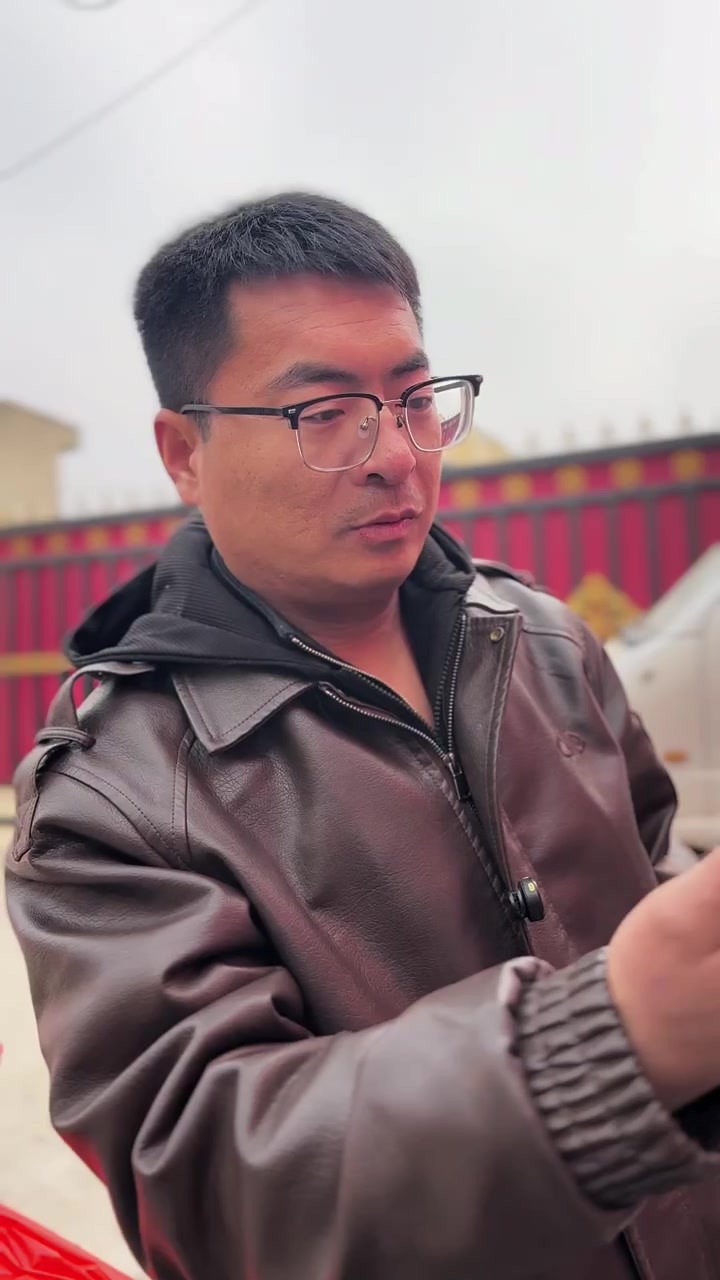 赶大集买了半片猪,二师兄走势看好,你们哪里涨价了吗?又给老妈买了鸡胗,给老爸买了臭豆腐,给