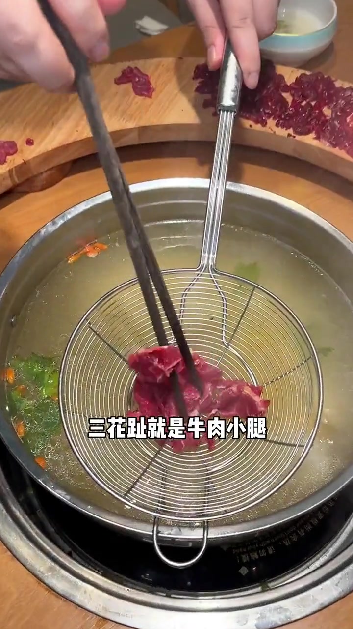 一次性吃到十个部位的潮汕牛肉火锅