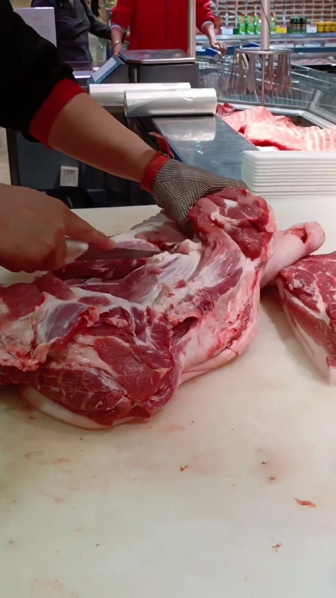 超市猪肉分割陈列，分享前腿肉处理技巧