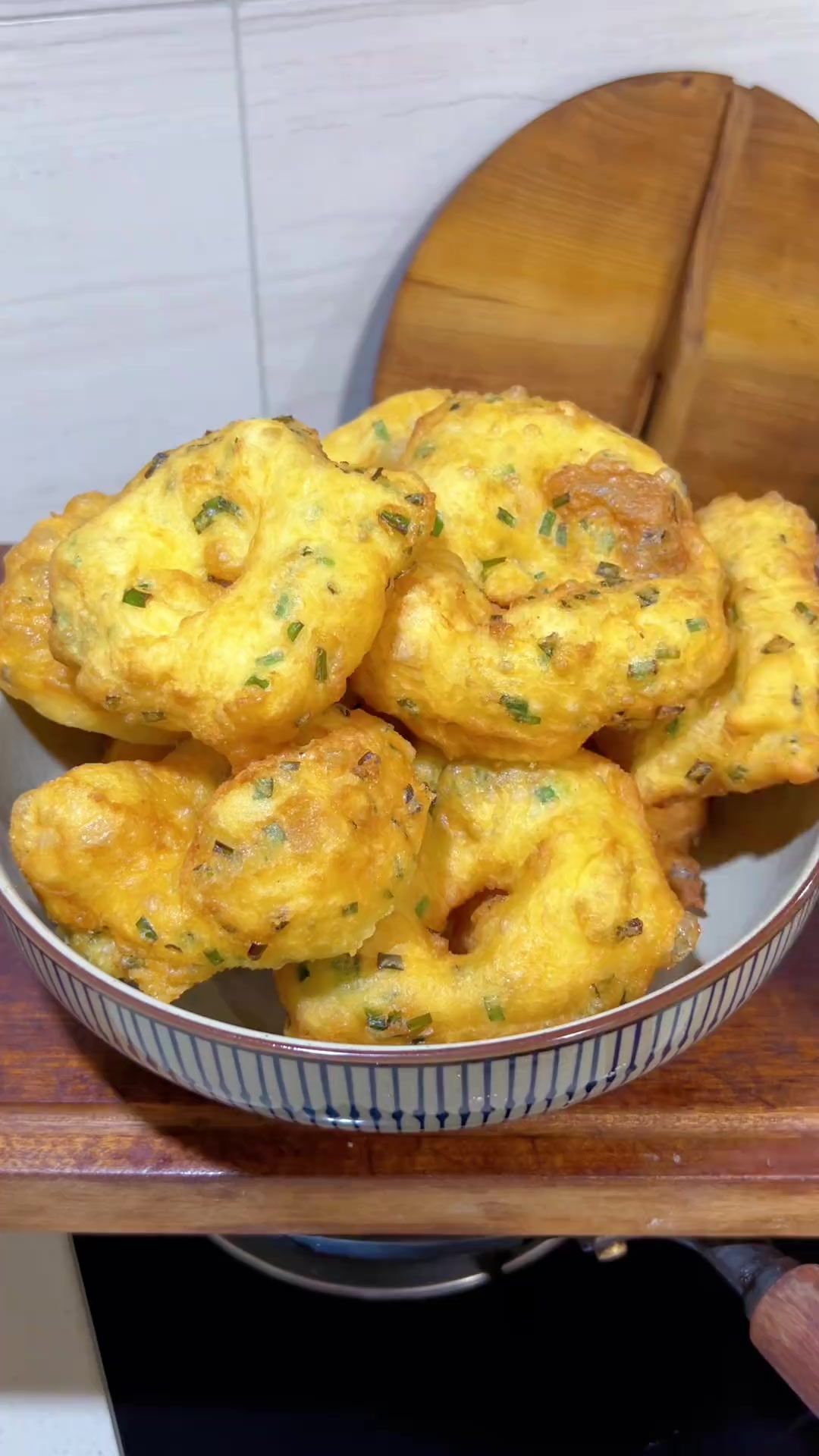 不用揉擀的韭菜油饼，配鸡蛋汤吃不够