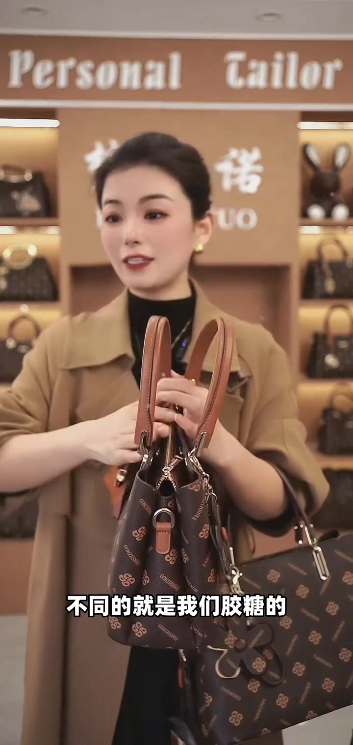 手提肩带两用！三款包包每天不重样，知性减龄选奶茶色？