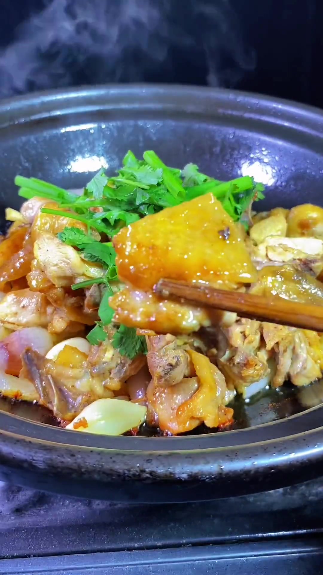 焱哥私房菜：砂锅啫啫土鸡煲，鸡肉最香做法