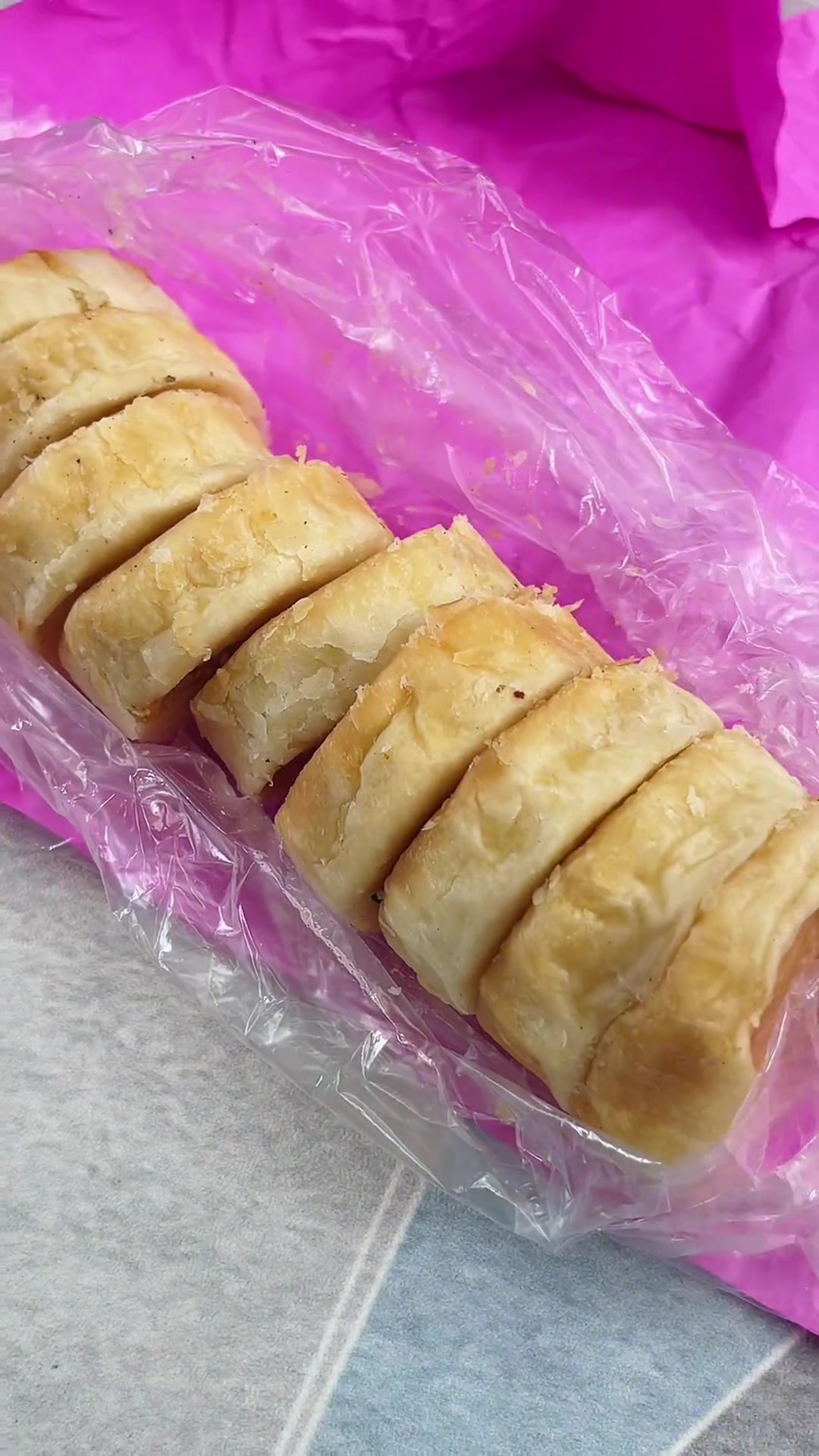 去皮绿豆馅细腻，绿豆饼皮薄馅大，饼皮软