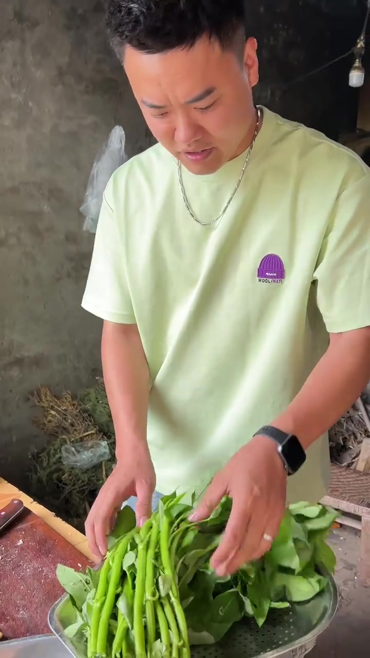 烟火气的浪漫，一桌家常菜，食物蒸腾的热气里，藏着最踏实的幸福密码