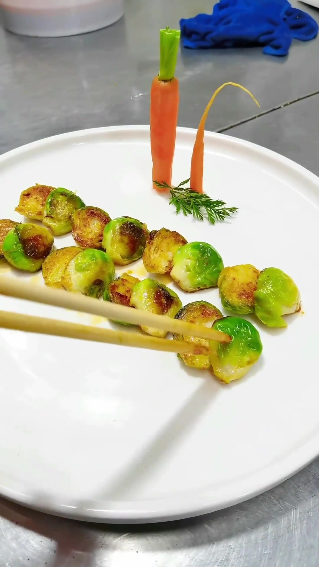 首创干煸孢子甘蓝樱花虾，灵感源自两道菜