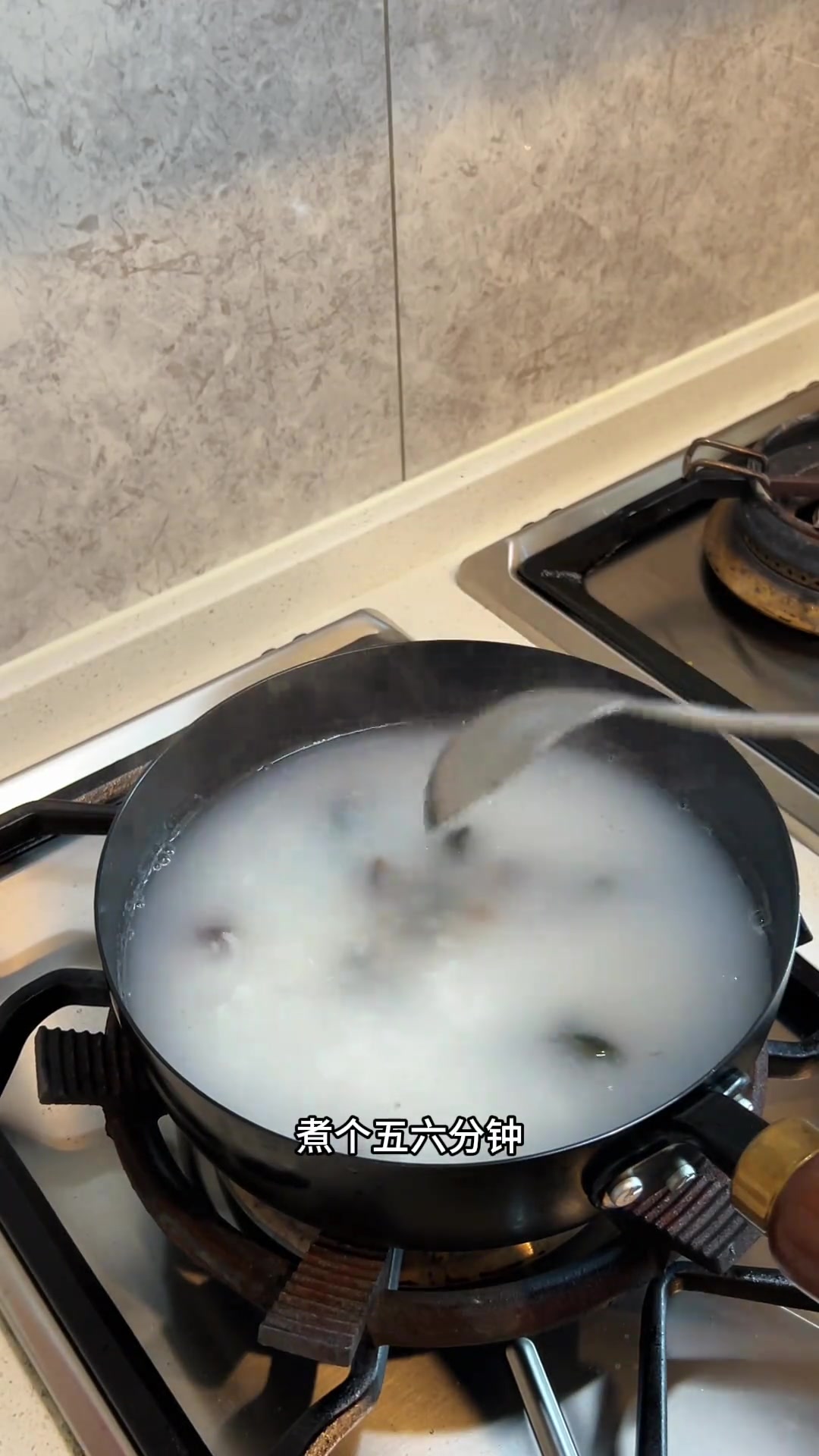 大清早来碗热乎的皮蛋瘦肉粥，太舒服了