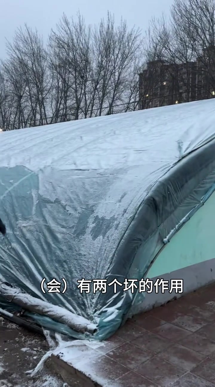 山东多地普降雨雪,保温降湿是设施蔬菜管理的头等要事。山东省农科院蔬菜所研究员杨宁提醒:棚外