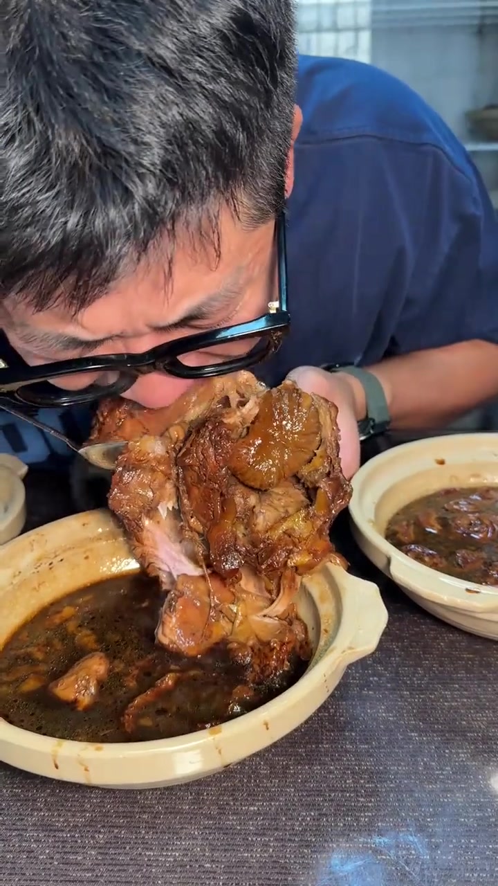 拿了非遗的蹄髈！像鲫鱼汤发白一样的鸭肉粉丝汤！